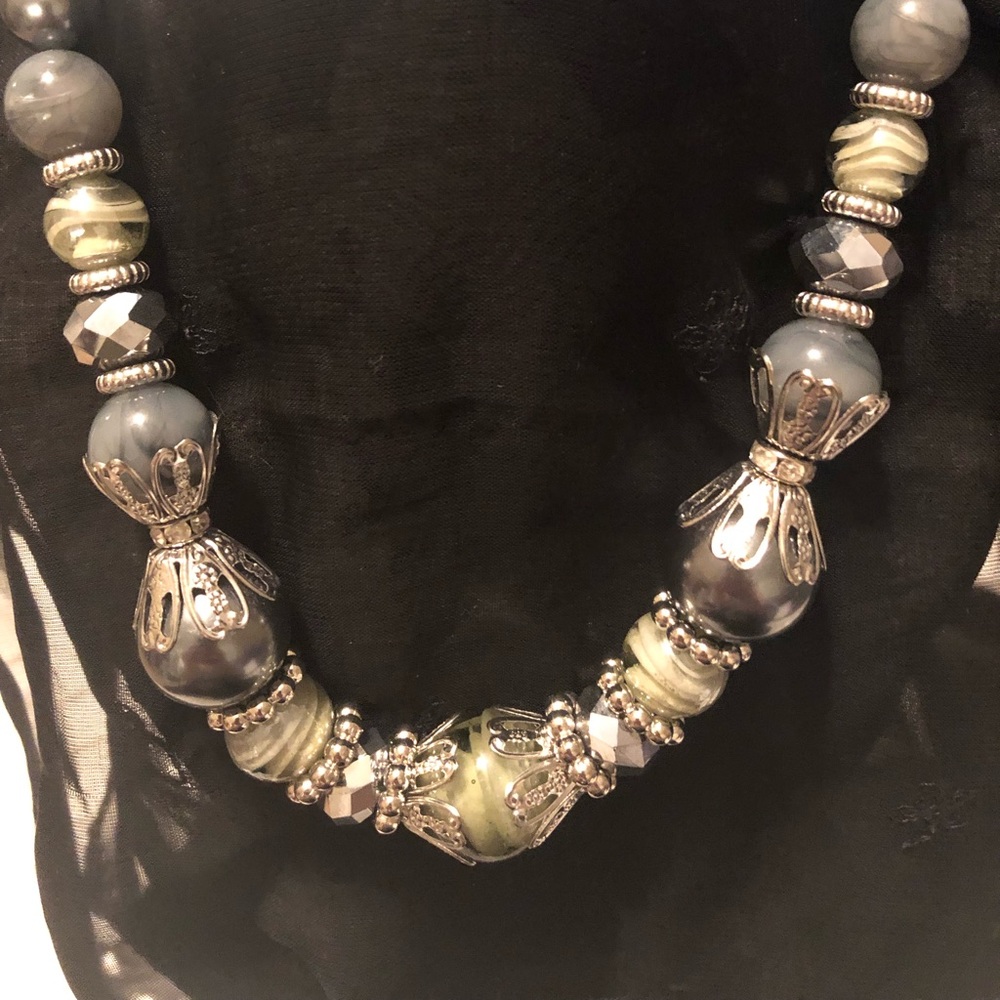 ❤️NWT Beautiful glass beads short necklace
